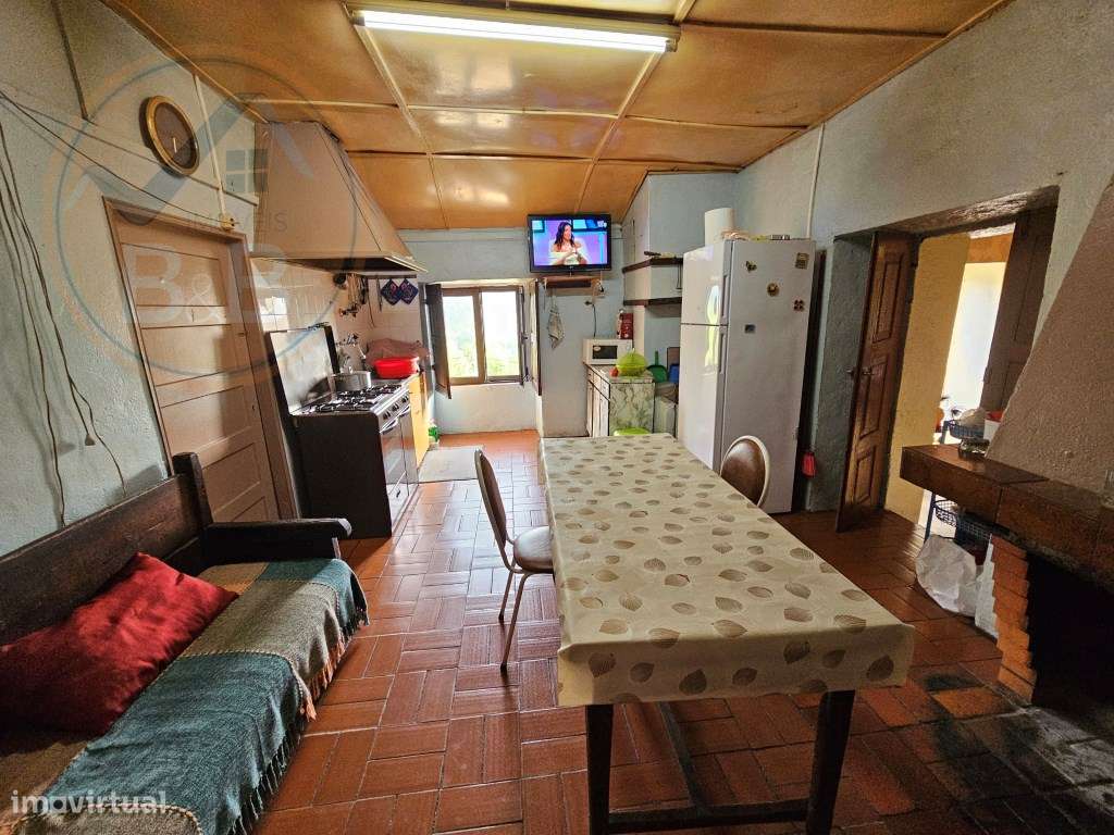 Moradia T4, em pedra, com terreno de 2.366 m² e Espigueiro datado d...-11