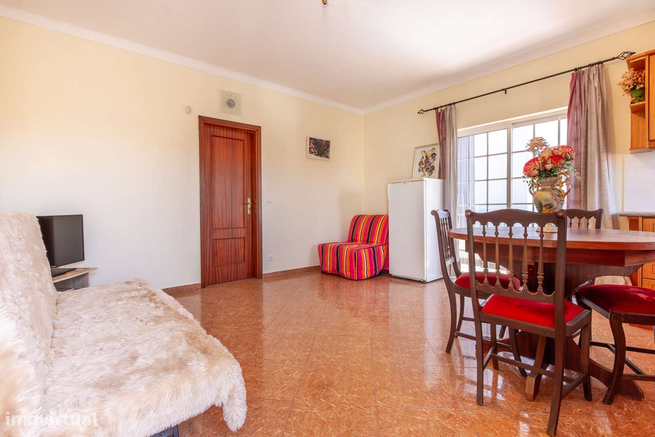 Moradia Bifamiliar com 2 Apartamentos T1 para Habitação e Rendimento-39