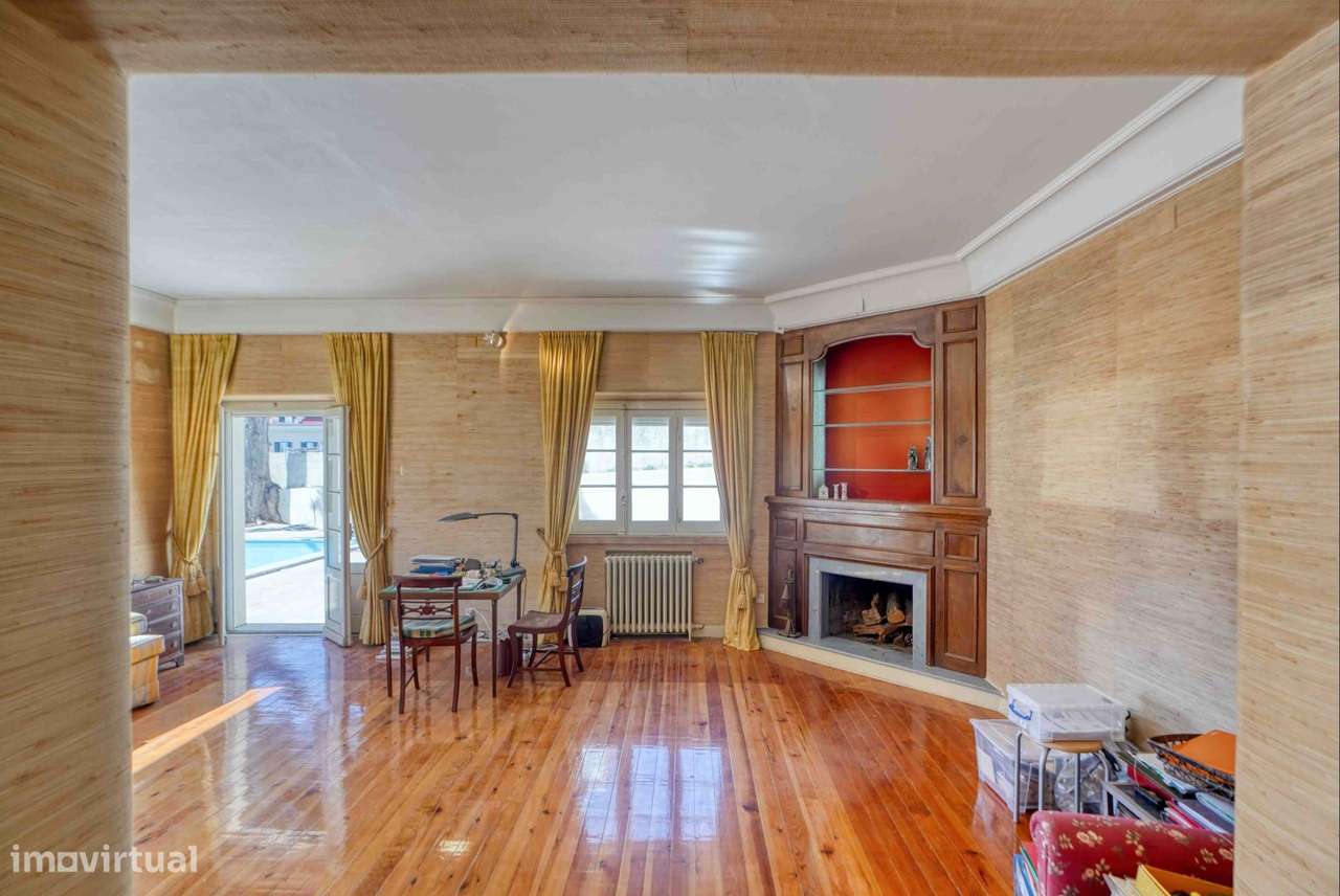 Moradia para recuperar no centro do Estoril, com piscina e vista mar-20