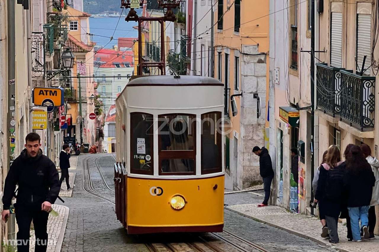 Prédio com 4 apartamentos e uma loja em Santa Catarina - Lisboa-31