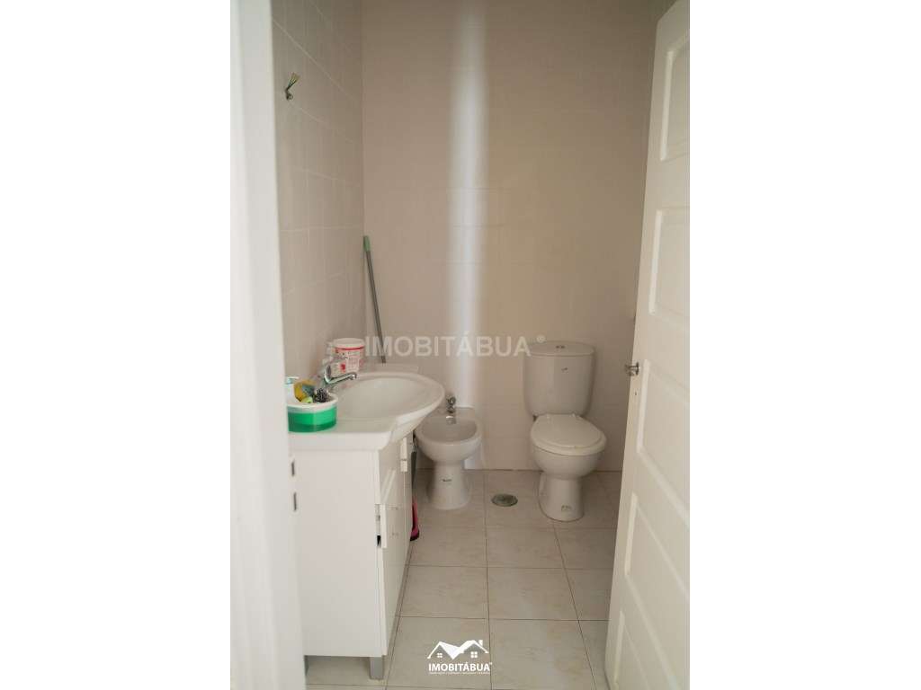 Espaço comercial com habitação T5 no centro da vila-28