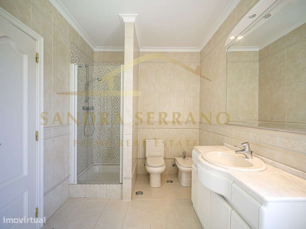 Moradia de traça tradicional com 7 assoalhadas-34