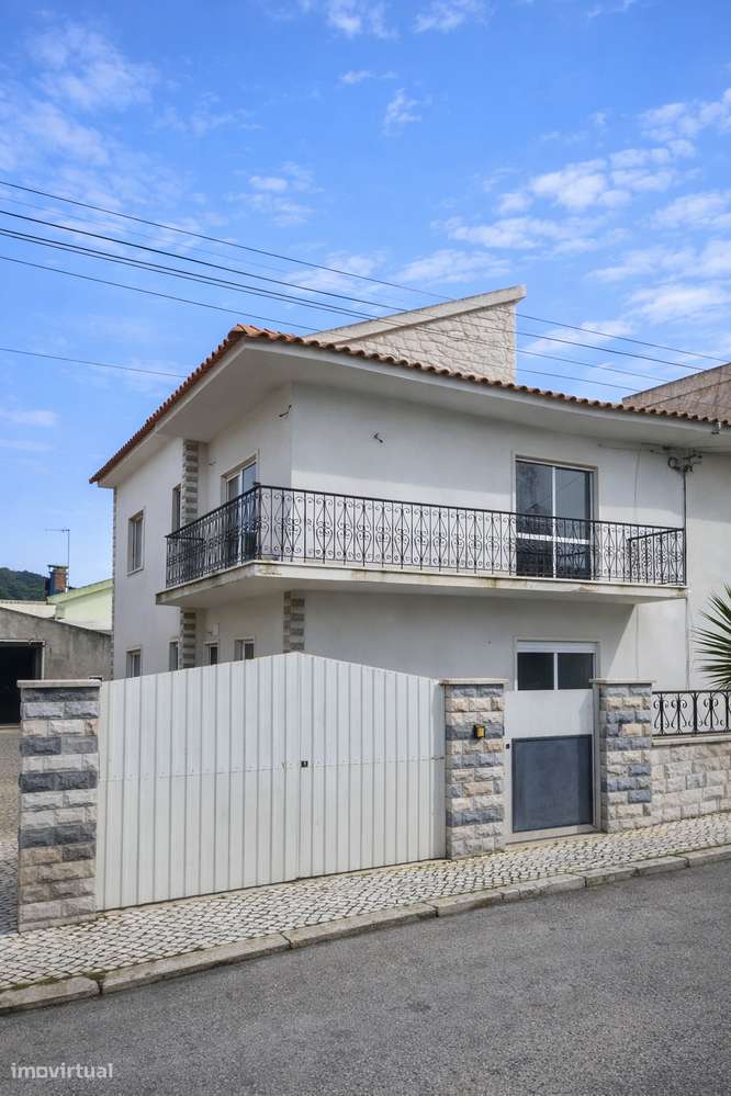 Moradia T4 Geminada com Garagem, Jardim e Sótão — Fernão Ferro - Grande imagem: 2/24
