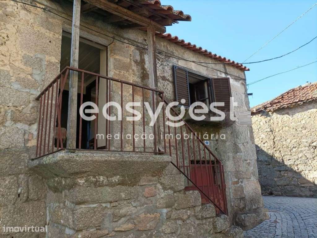 Moradia rústica em pedra para recuperar localizada em Fiais da Beira - Grande imagem: 2/13