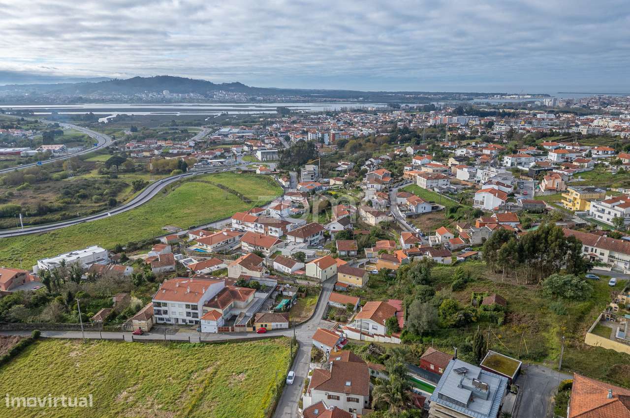 Terreno Urbano com Projeto para 6 Apartamentos-8
