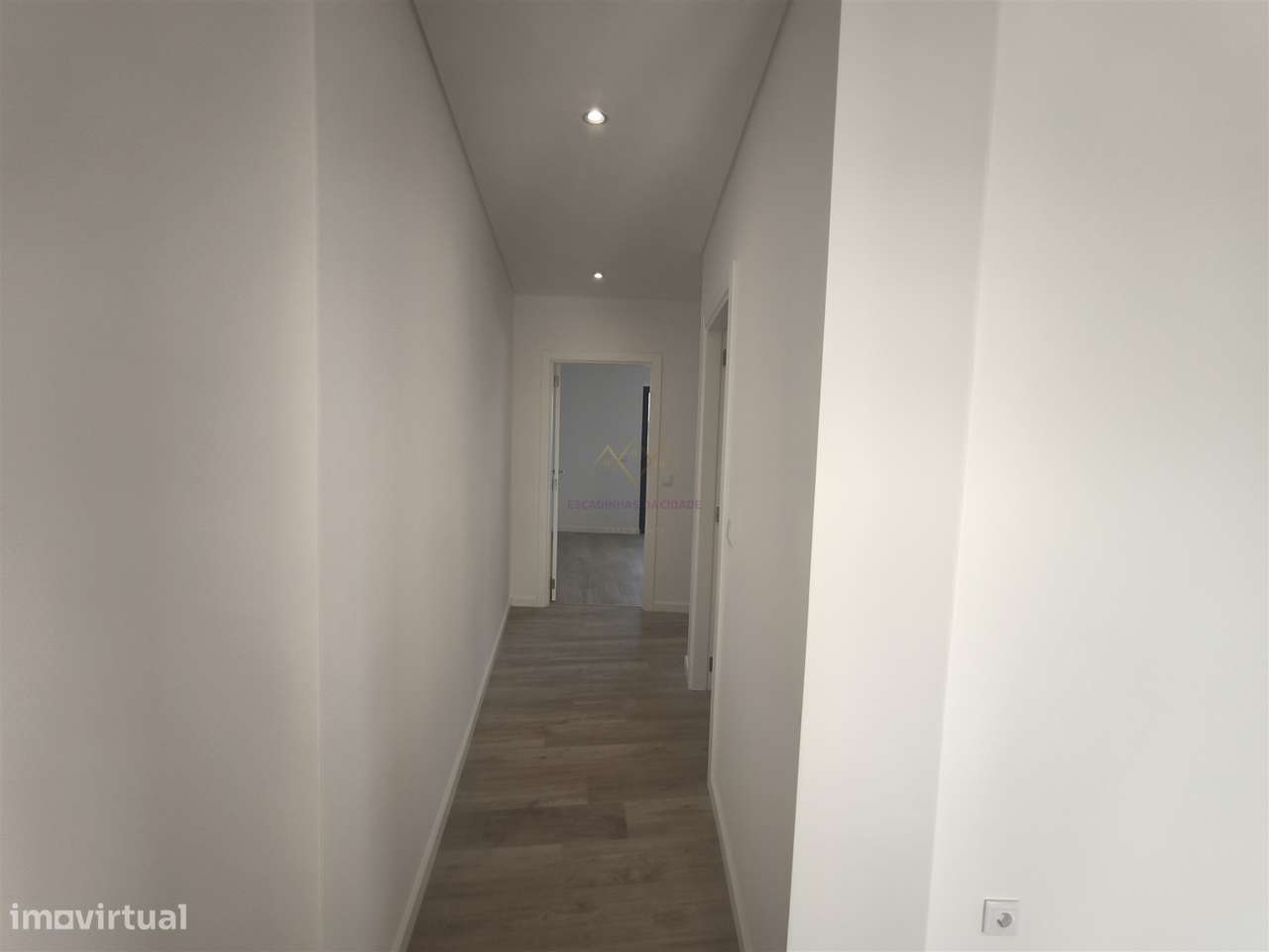 Elegância e Conforto em Carnaxide: T2 com Varandas, 2 Lugares de Garag-21