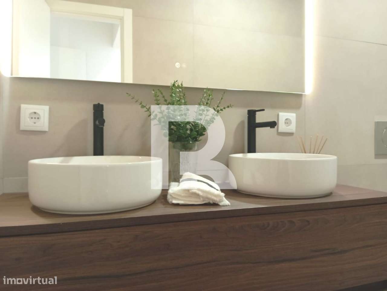 Apartamento T3 Totalmente Remodelado em Benfica-11
