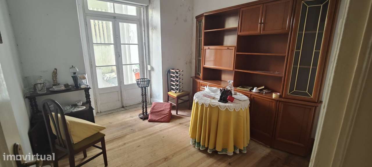 Apartamento T3 com varanda em Avenidas Novas, para remodelação total.-34
