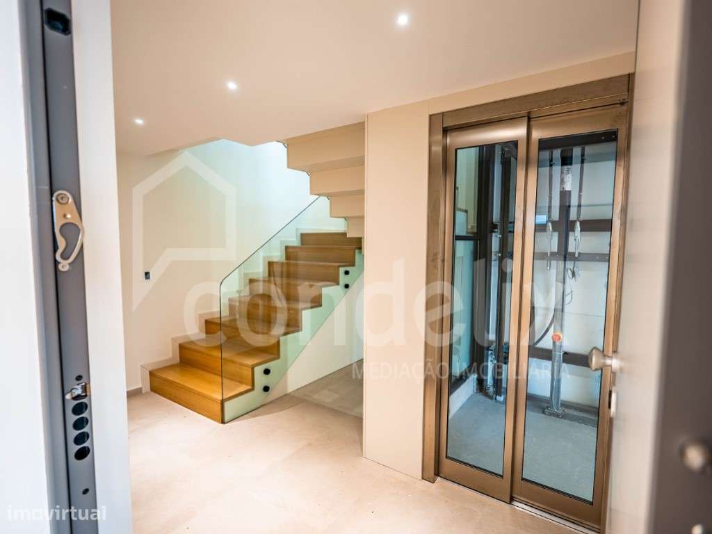 Moradia T5+1 nova com piscina em condomínio fechado de luxo no Estoril-50