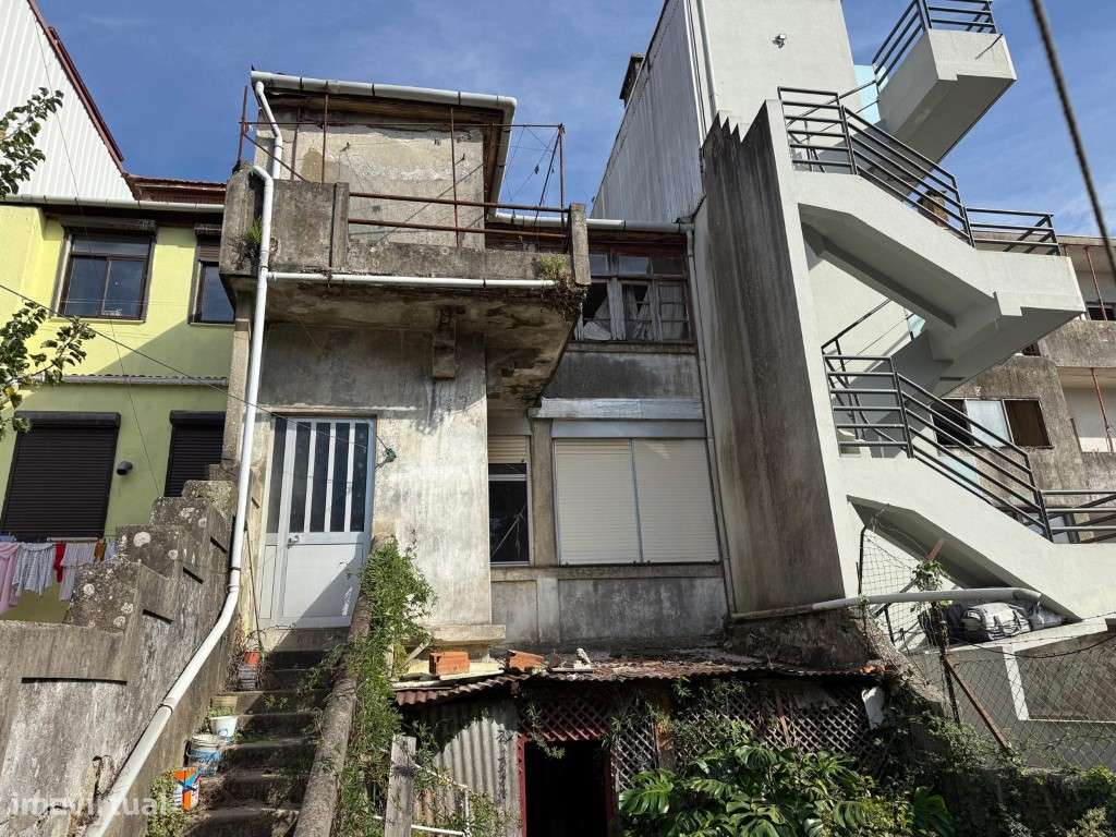 Prédio para recuperar na Rua D. João IV, em pleno centro do Porto-1