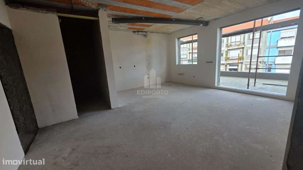 Apartamento T2 com terraço e garagem localizado a 5minutos a pé da Est-3