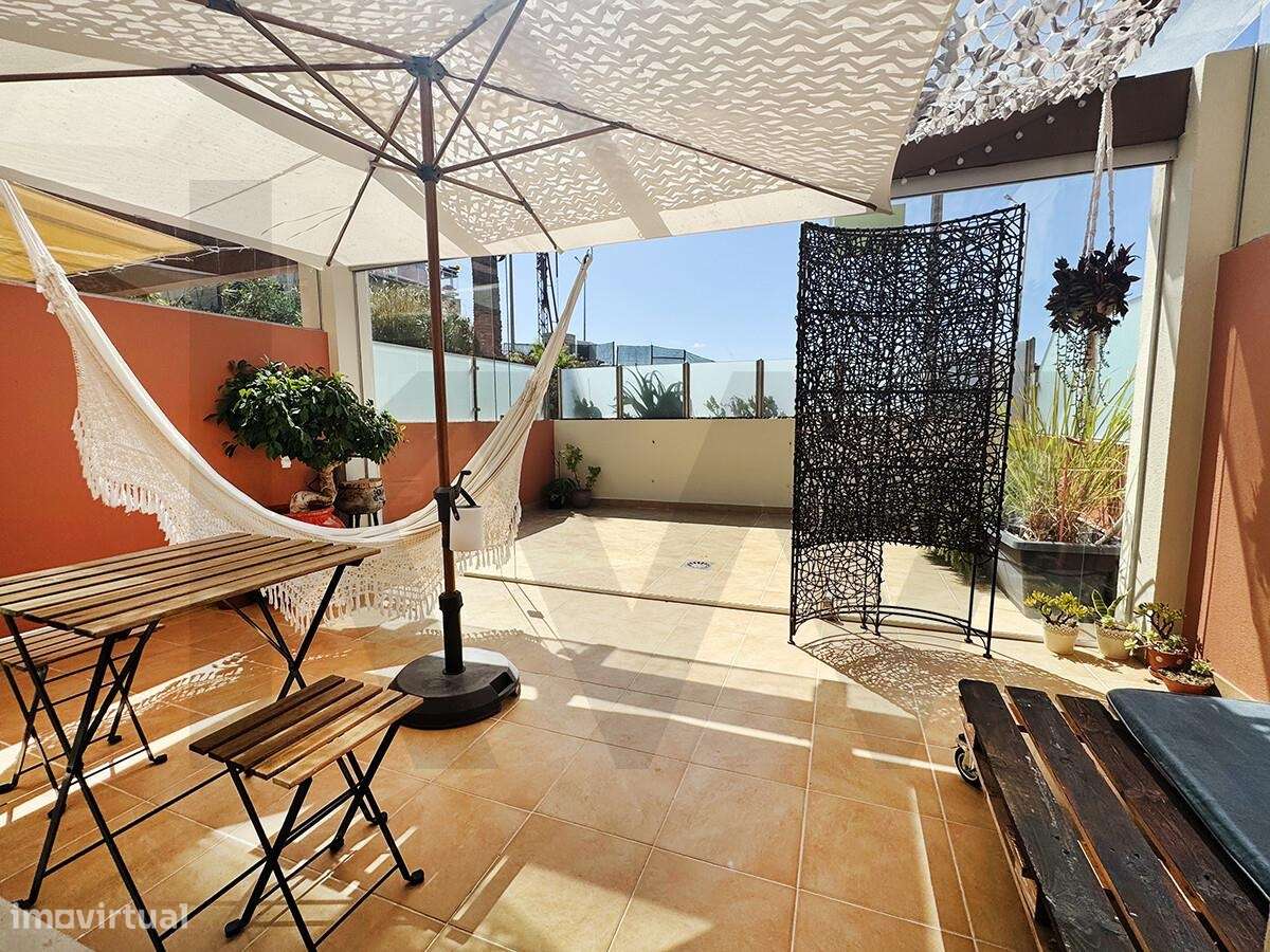 T1 junto à Praia de São Julião | 70 m2 + 42 m2 de pátio | Garagem para-28