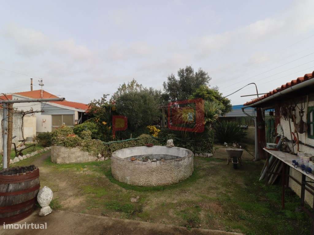 TERRENO COM CASAS - SARILHOS GRANDES-34