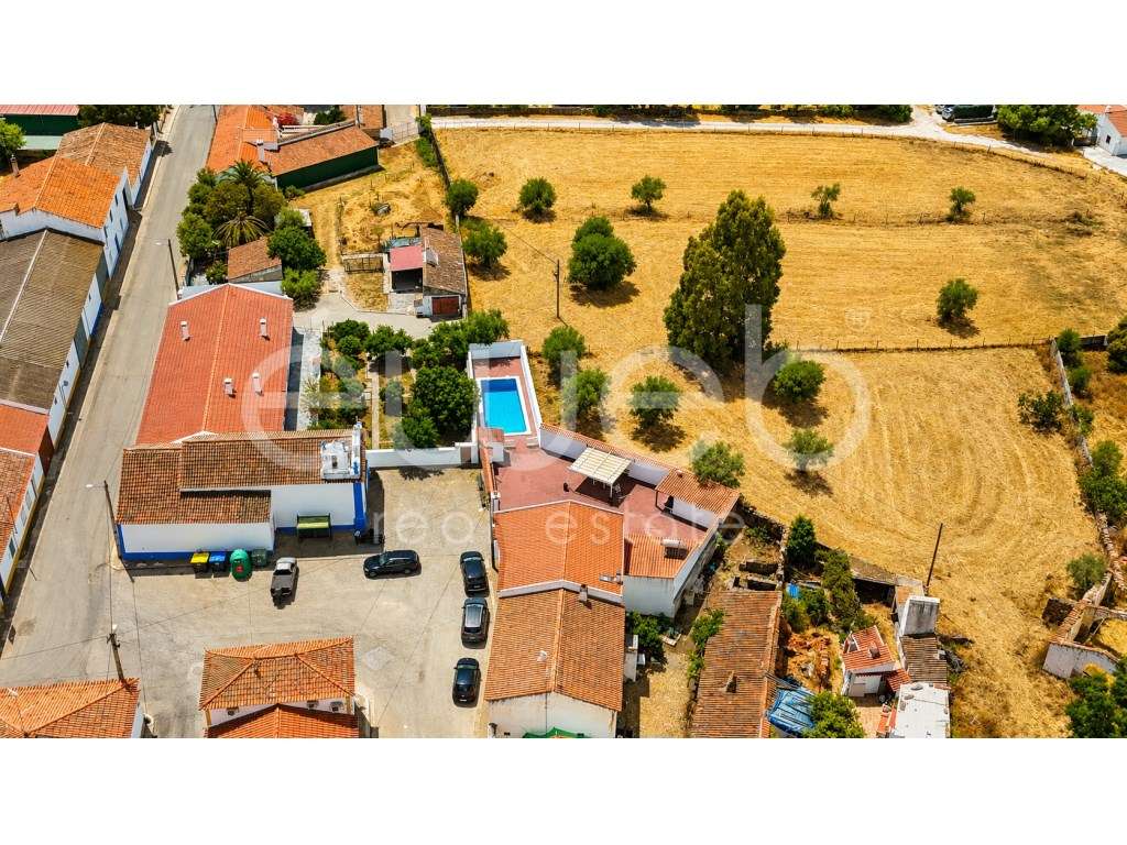 Moradia T4 de Arquitetura Alentejana com Piscina, Motrinos, Regueng...-7