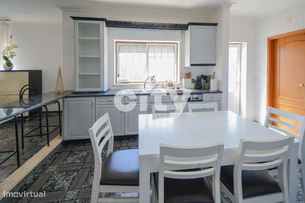 MORADIA T4  COM GARAGEM, LOTE -700 m2, ÁREA DE CONSTRUÇÃO 363 m2-8