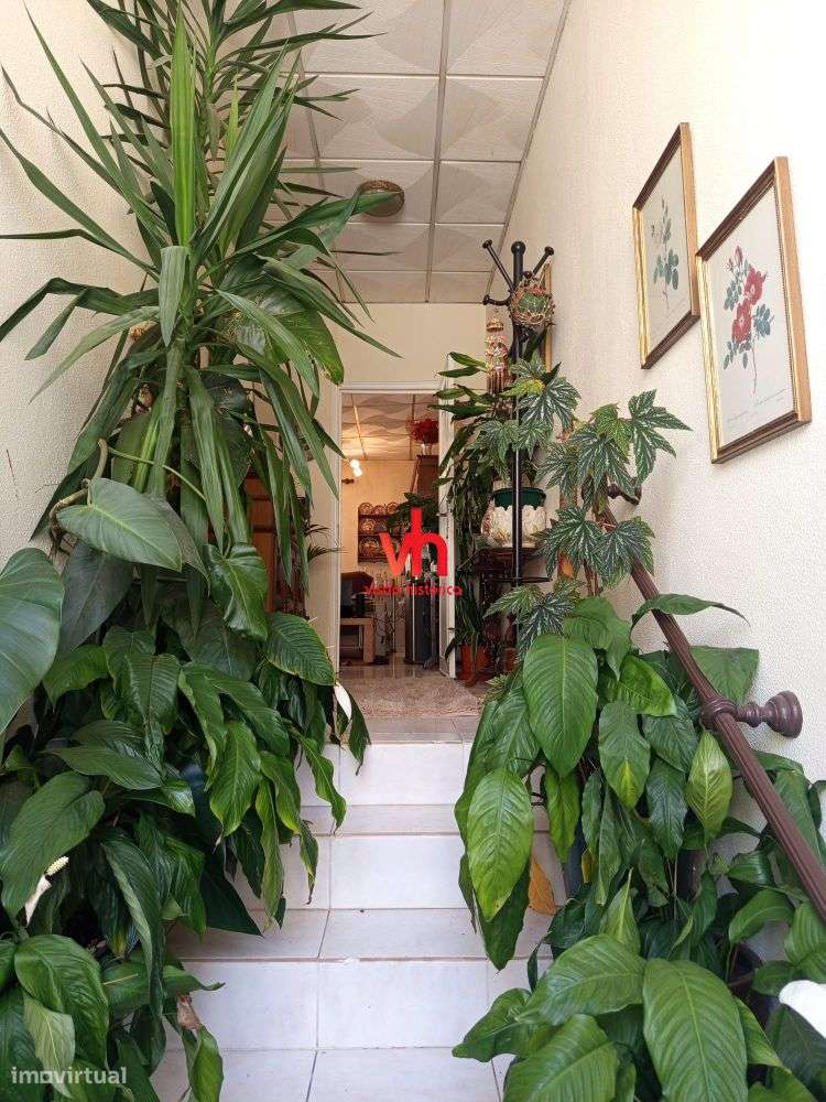 Vende-se Moradia ao Carvalhido com Potencial de Investimento-13