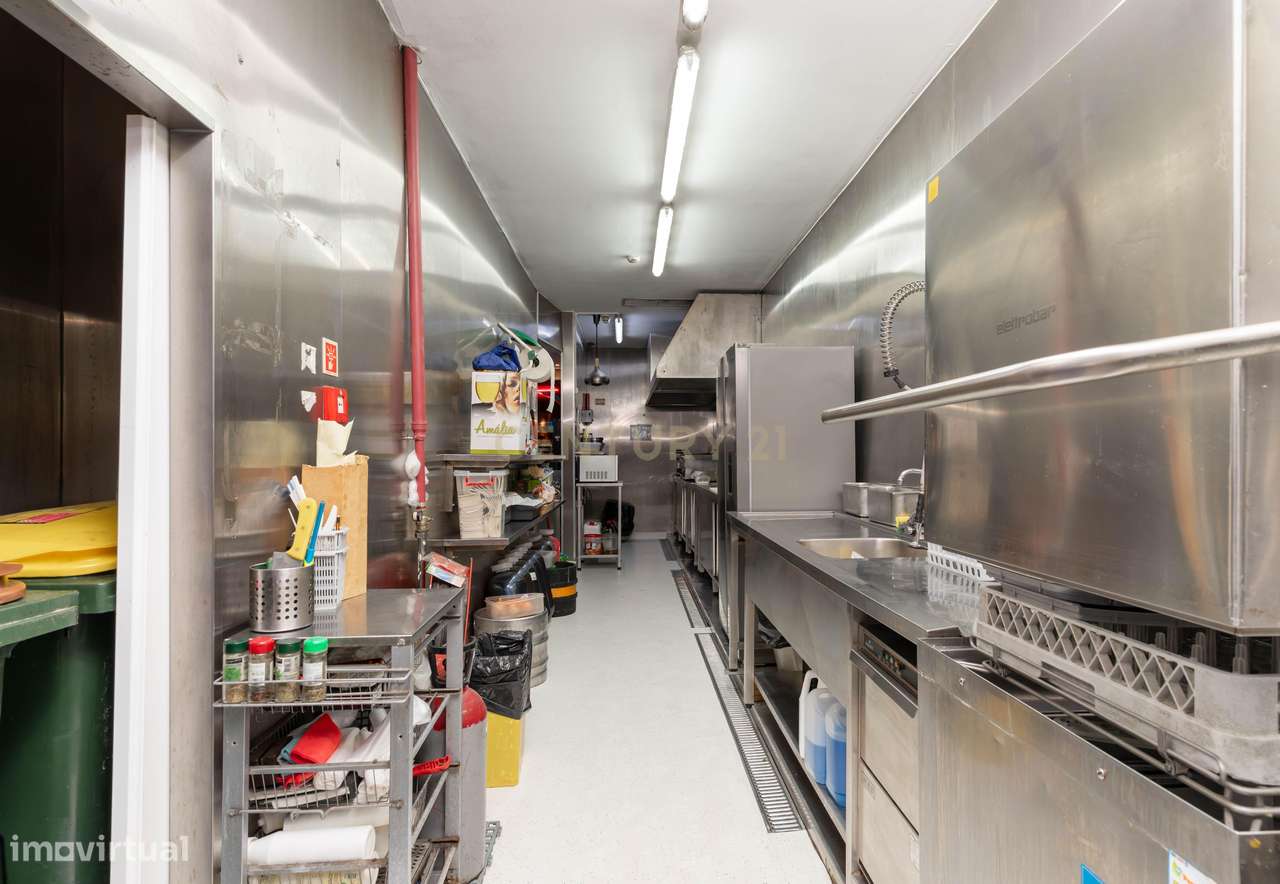 Trespasse de Bar / Restaurante de Diversão Noturna na Av. Marques de T-4