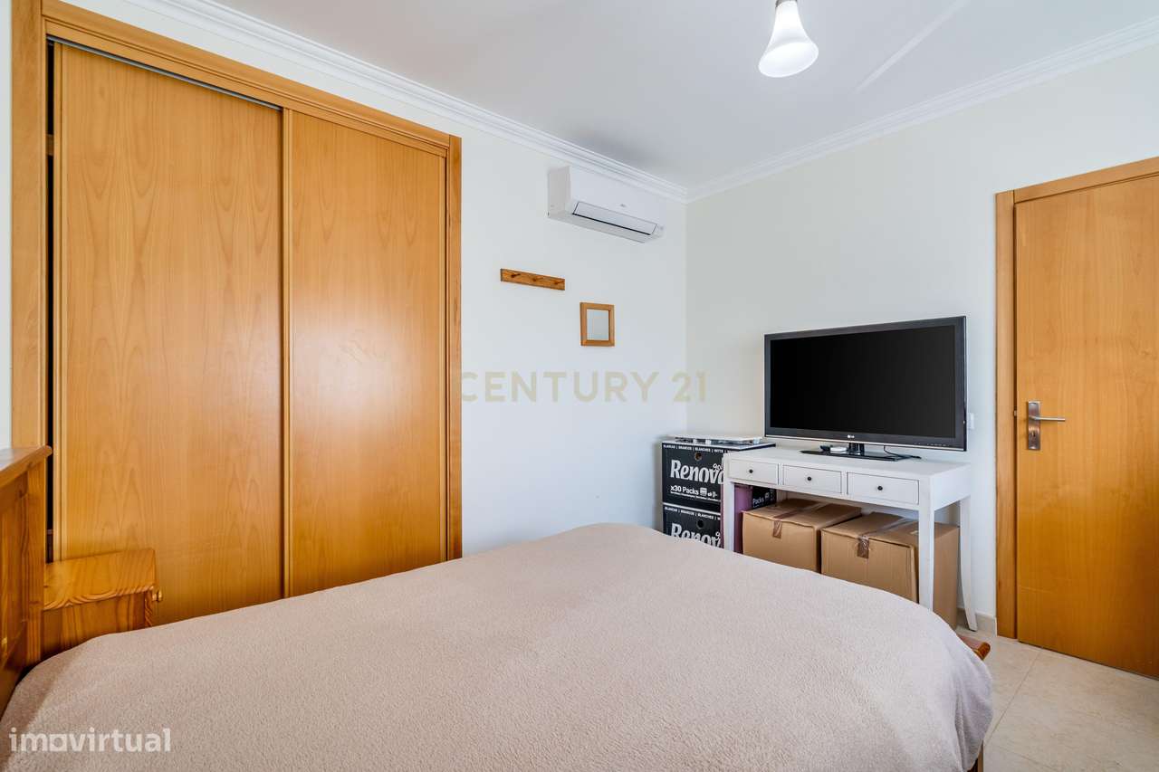 Excelente apartamento T2 com varanda ampla, piscina e campo de ténis.-11