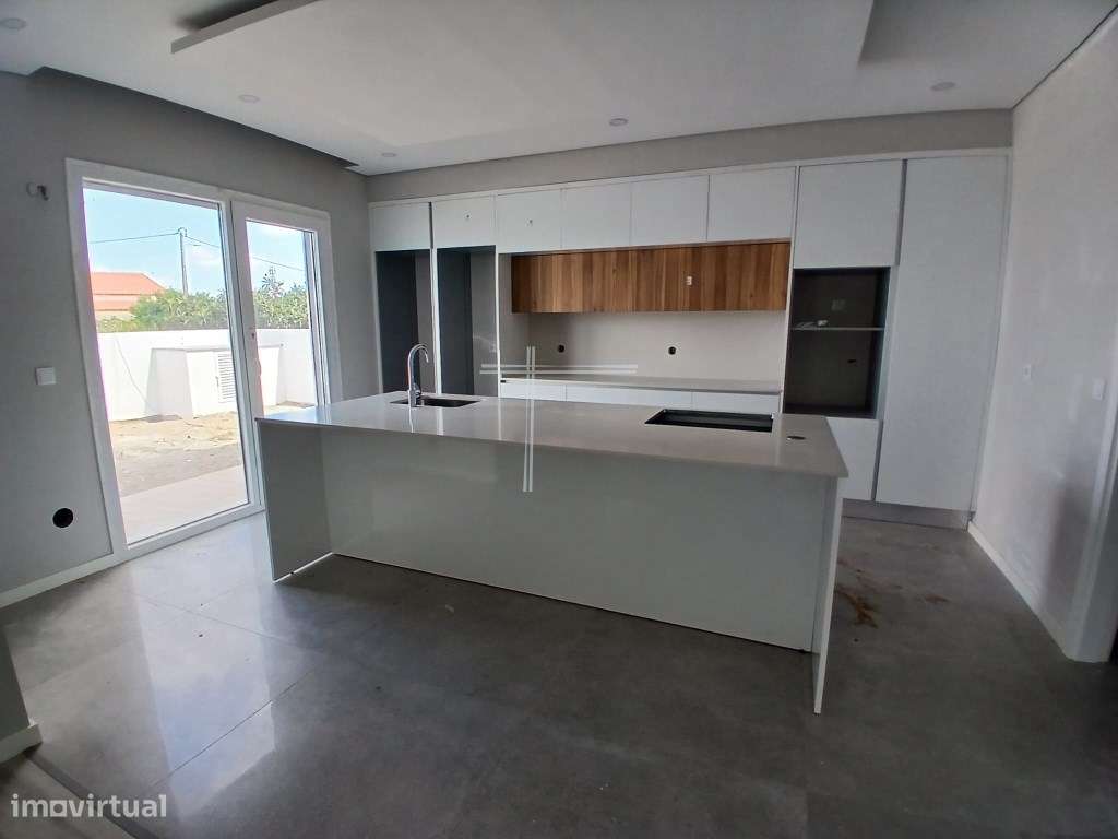 Moradia isolada T4, arquitetura contemporânea com garagem e piscina...-2