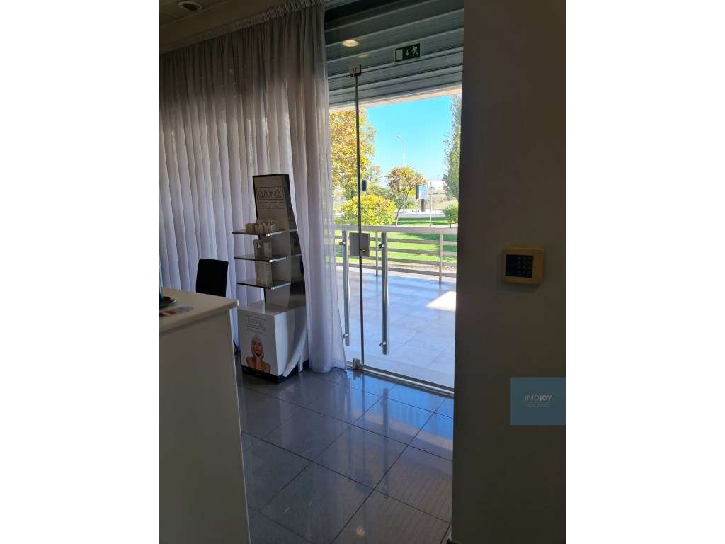 Espaço Comercial com Parqueamento no Areeiro - Grande imagem: 2/14