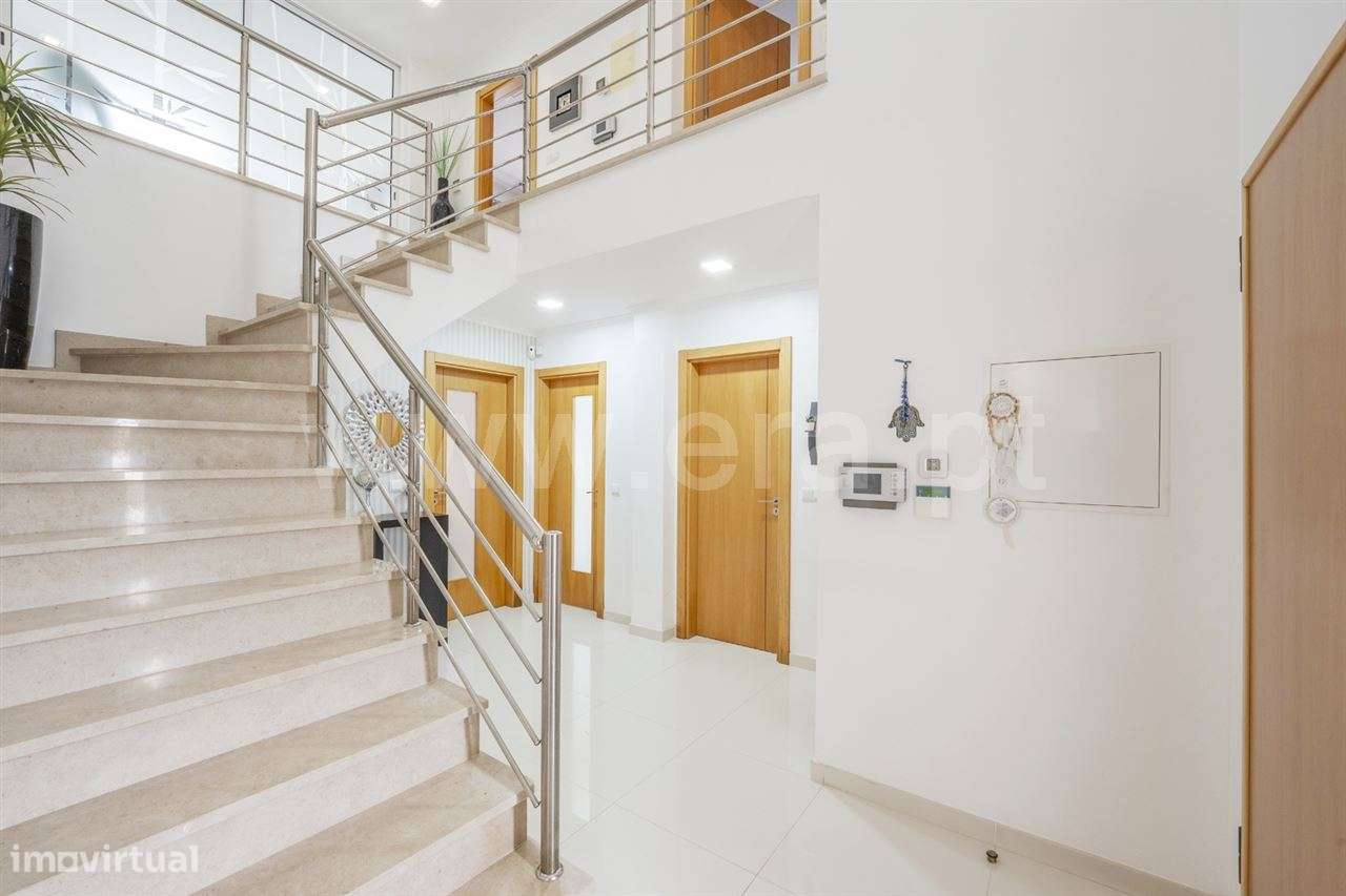 Moradia isolada de gaveto T4; Quinta de Valadares-10