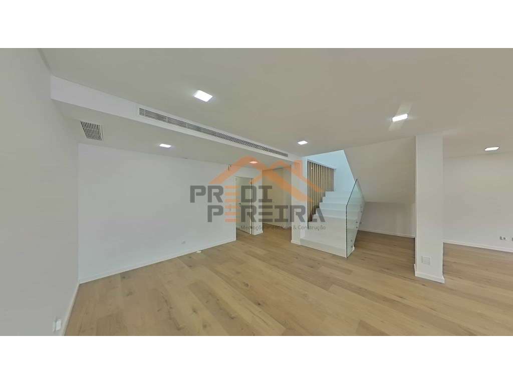 Moradia T4 em condomínio privado com piscina, no Fanqueiro em Loures-13