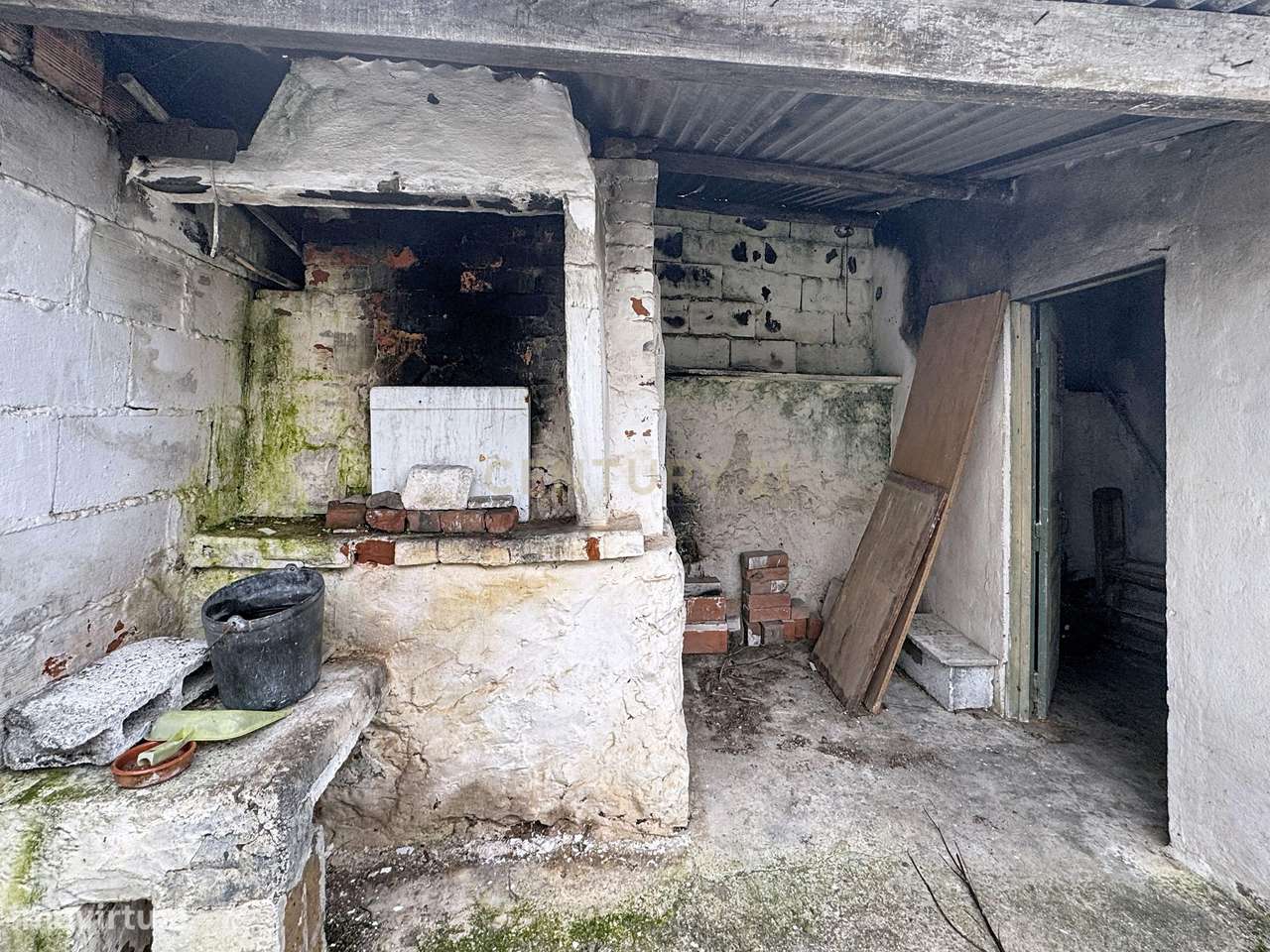 Oportunidade de Renovação em Famalicão – Nazaré | 135.000€-18