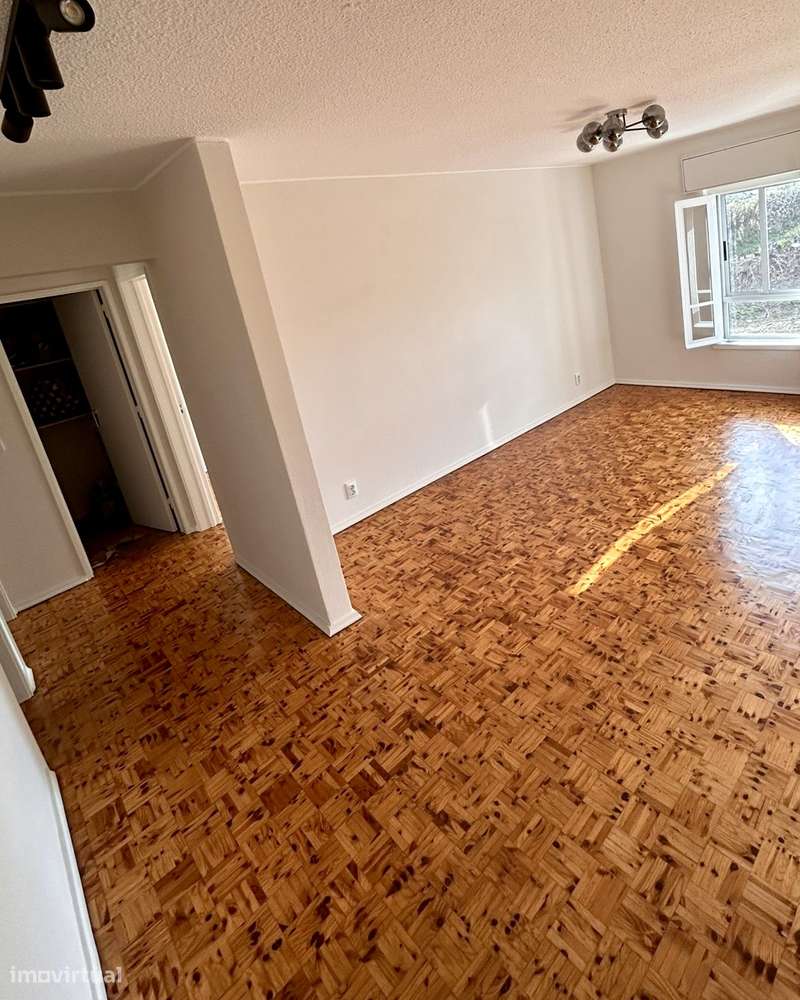 T2 Av. Mouzinho de Albuquerque, remodelado com novos electrodomésticos - Grande imagem: 3/15