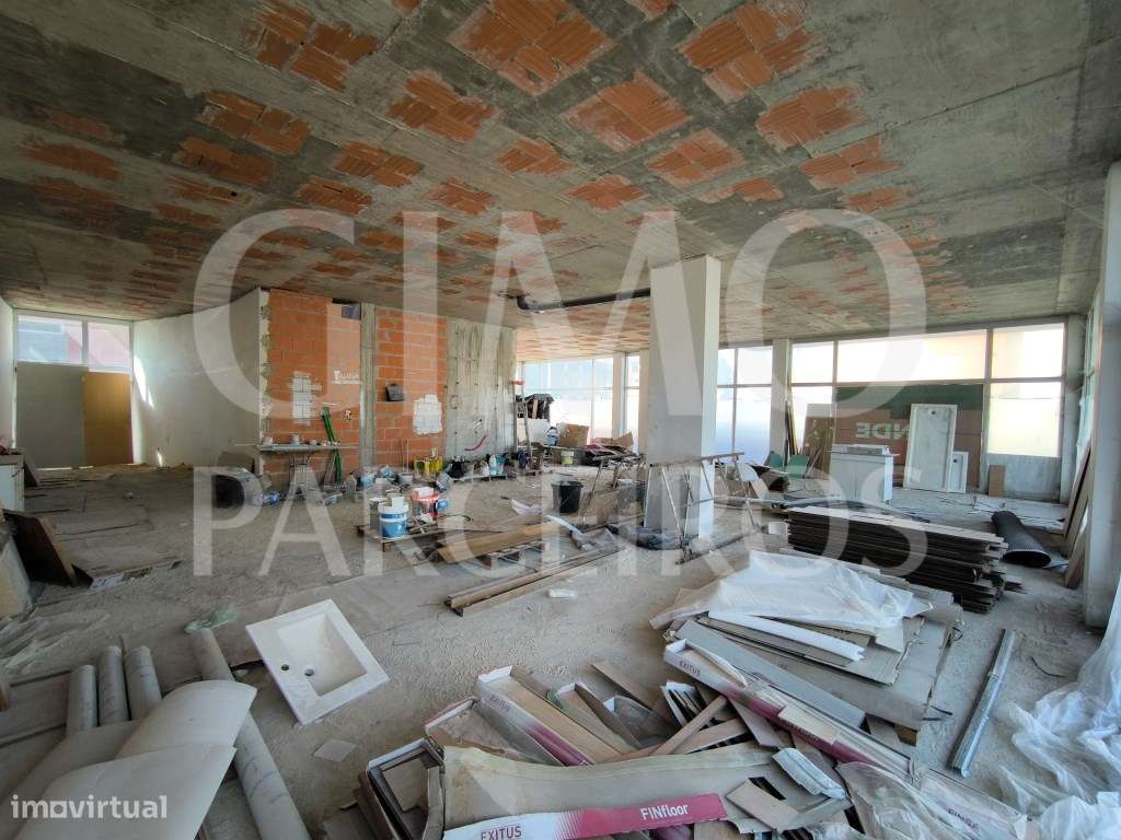 VENDE-SE Loja ampla - Possibilidade de conversão em habitação - Grande imagem: 2/2