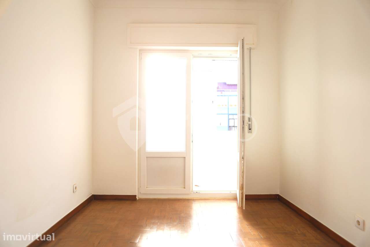 Apartamento T3 em Renovação com Excelentes Áreas em Setúbal-9