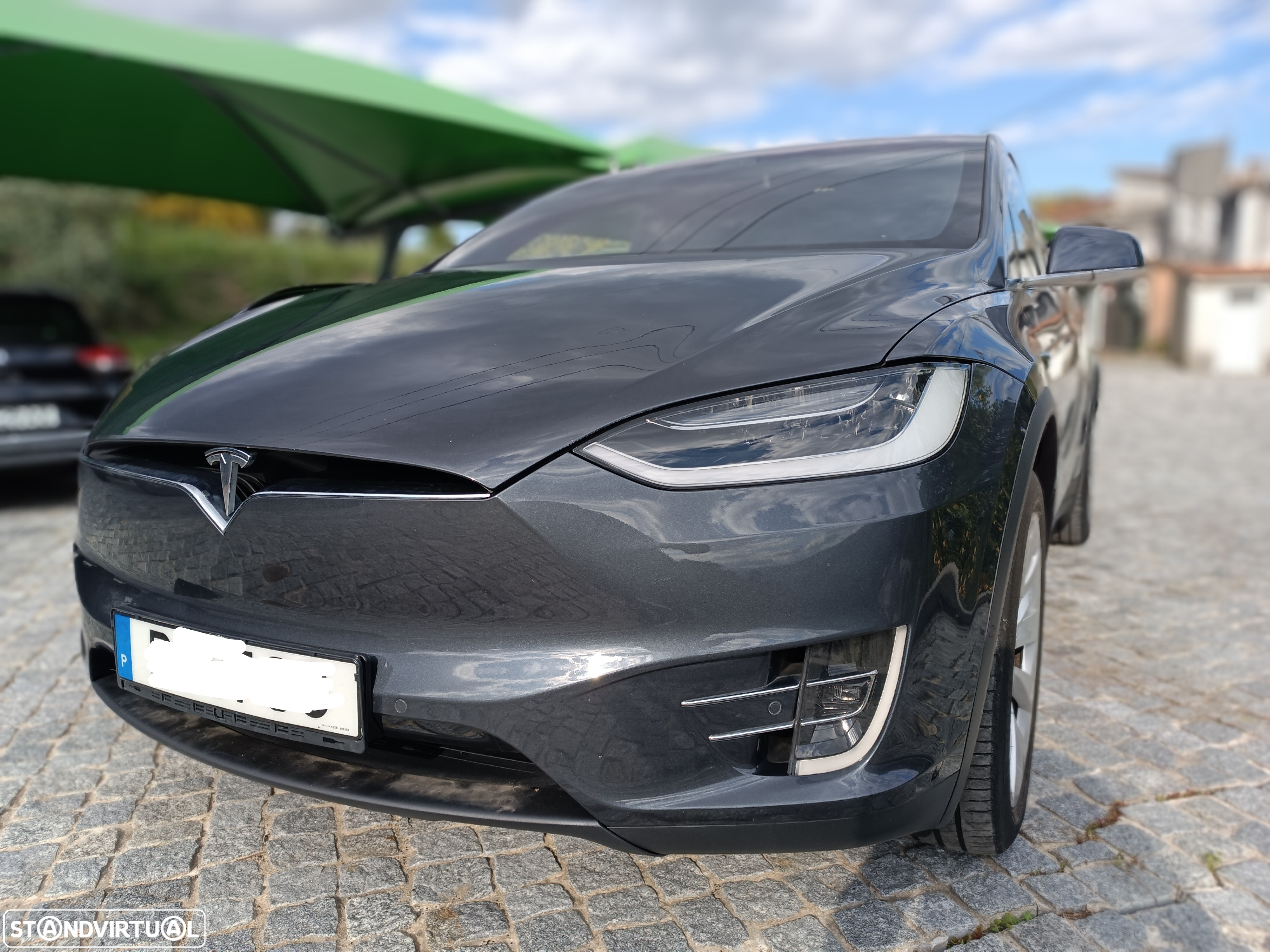 Tesla Model X - 11