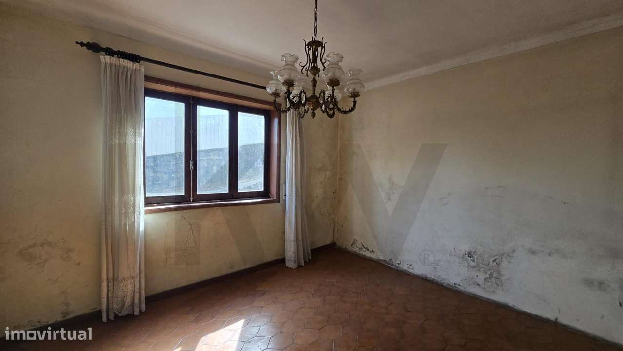 Moradia T3 Isolada com Terreno em Escapães – Excelente Potencial!-3