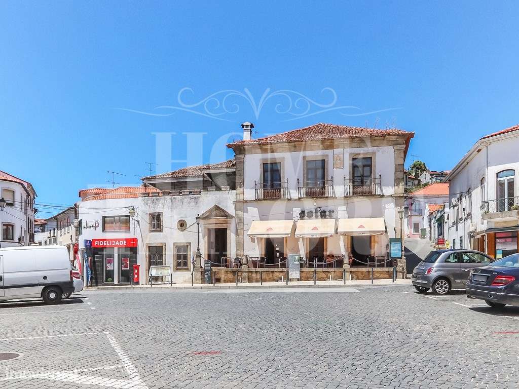 Solar situado no centro de Figueiró dos vinhos, na Praça do Município. - Grande imagem: 4/60