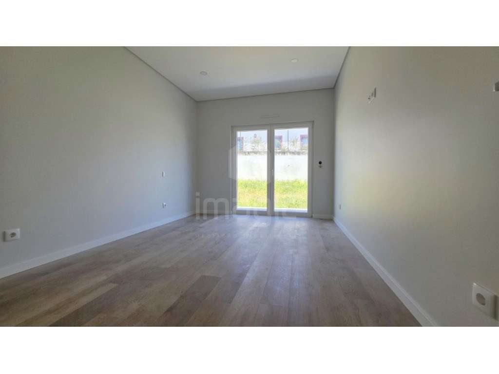 MORADIA T4 TÉRREA NOVA em SANTO ISIDORO-16