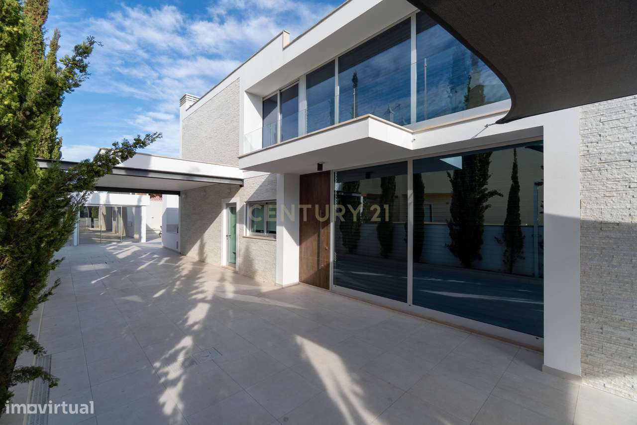 Moradia Contemporânea T3+2 | Zona Premium - Montenegro, Faro-1