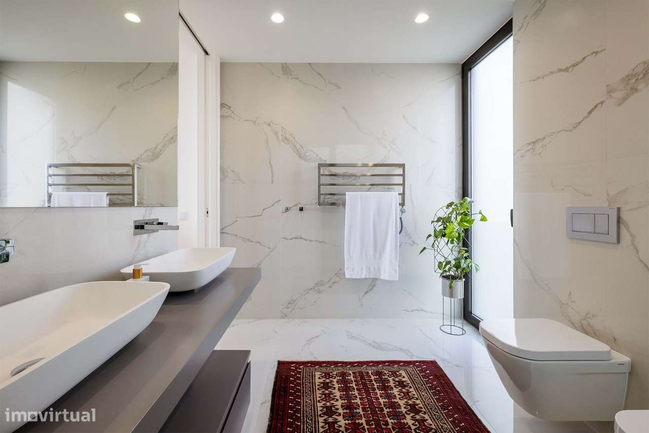 MODERNA E LUXUOSA MORADIA T3 COM PISCINA E GARAGEM PERTO DA MARINA DE-40