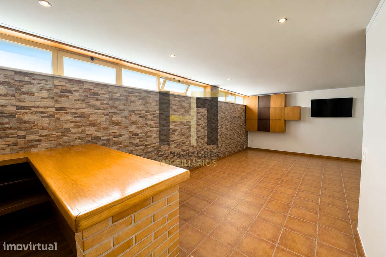 Moradia T3 | 4 Frentes | Piscina, Suite c/ Closet, Garagem 3 Carros |-31