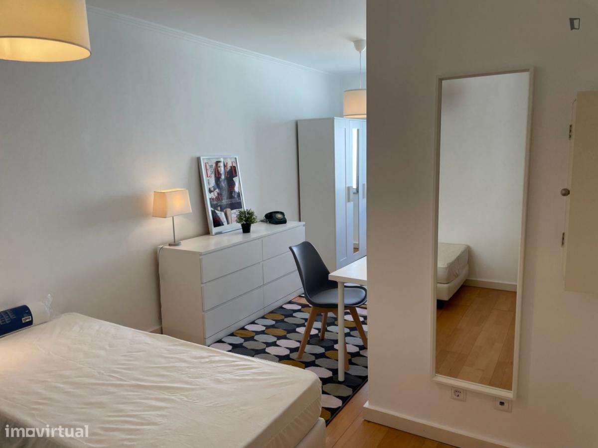 Quarto - localizado em Intendente Lisbon - Grande imagem: 2/7