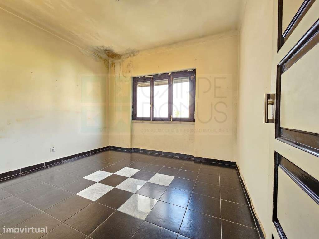 Prédio com Comércio e 2 apartamentos, em Mem Martins, Sintra-28