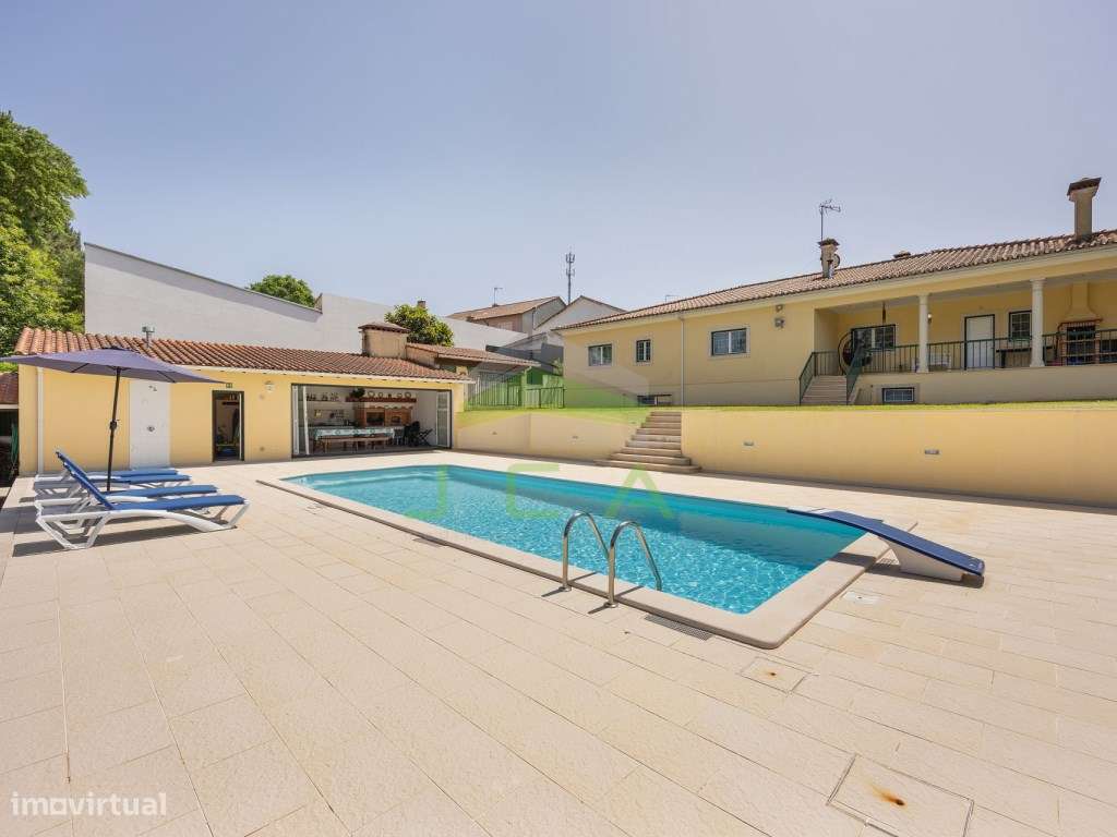 Moradia V4 com piscina e terreno-47