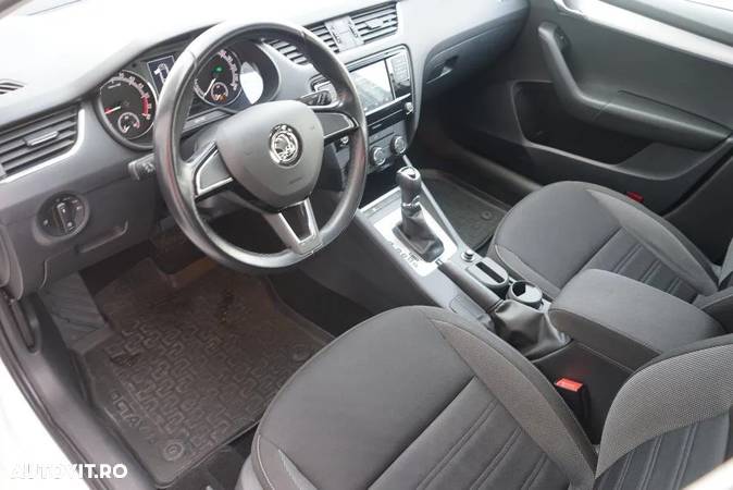 Skoda Octavia Combi Diesel 2.0 TDI DSG Ambition - 11