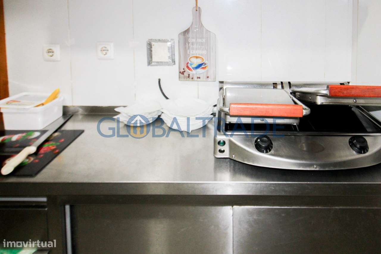 Trespasse de Confeitaria com espaço comercial equipado-20