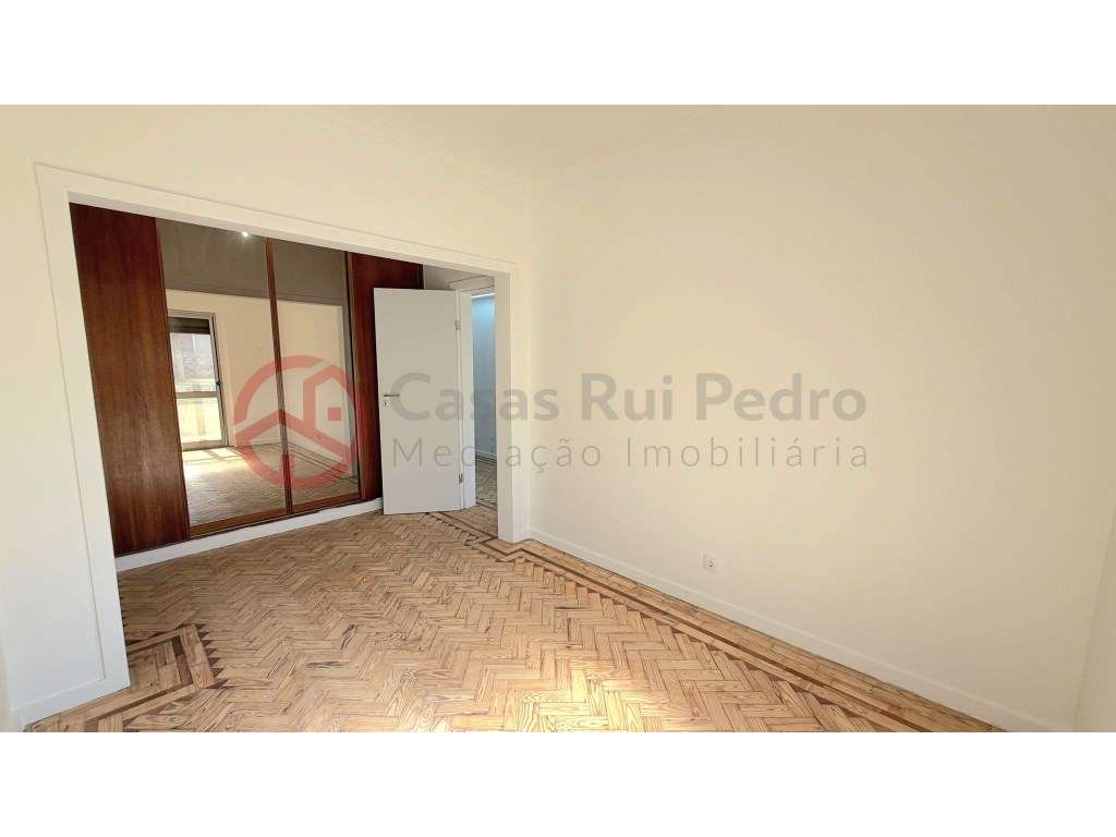 Apartamento T2 remodelado em Foros de Amora-18
