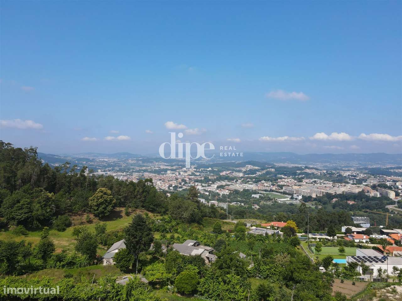 Lote de terreno com vistas panorâmicas para a cidade de Guimarães - Grande imagem: 2/13