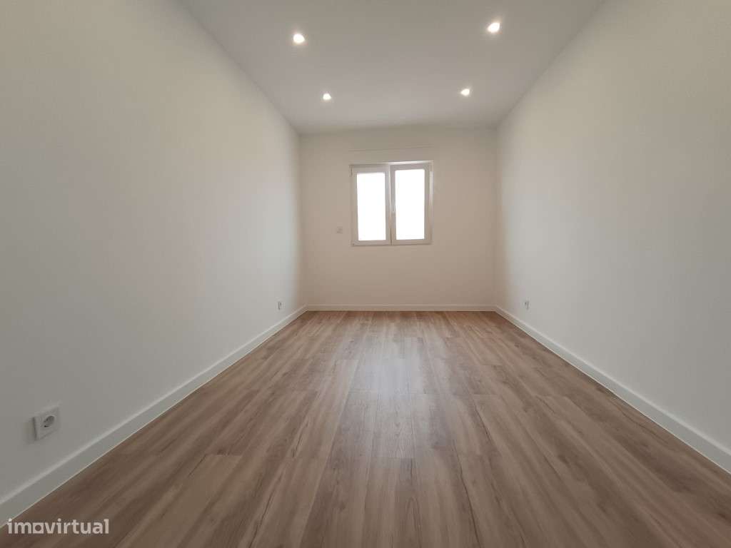 Apartamento T2 Renovado no centro de Camarate, Loures-12