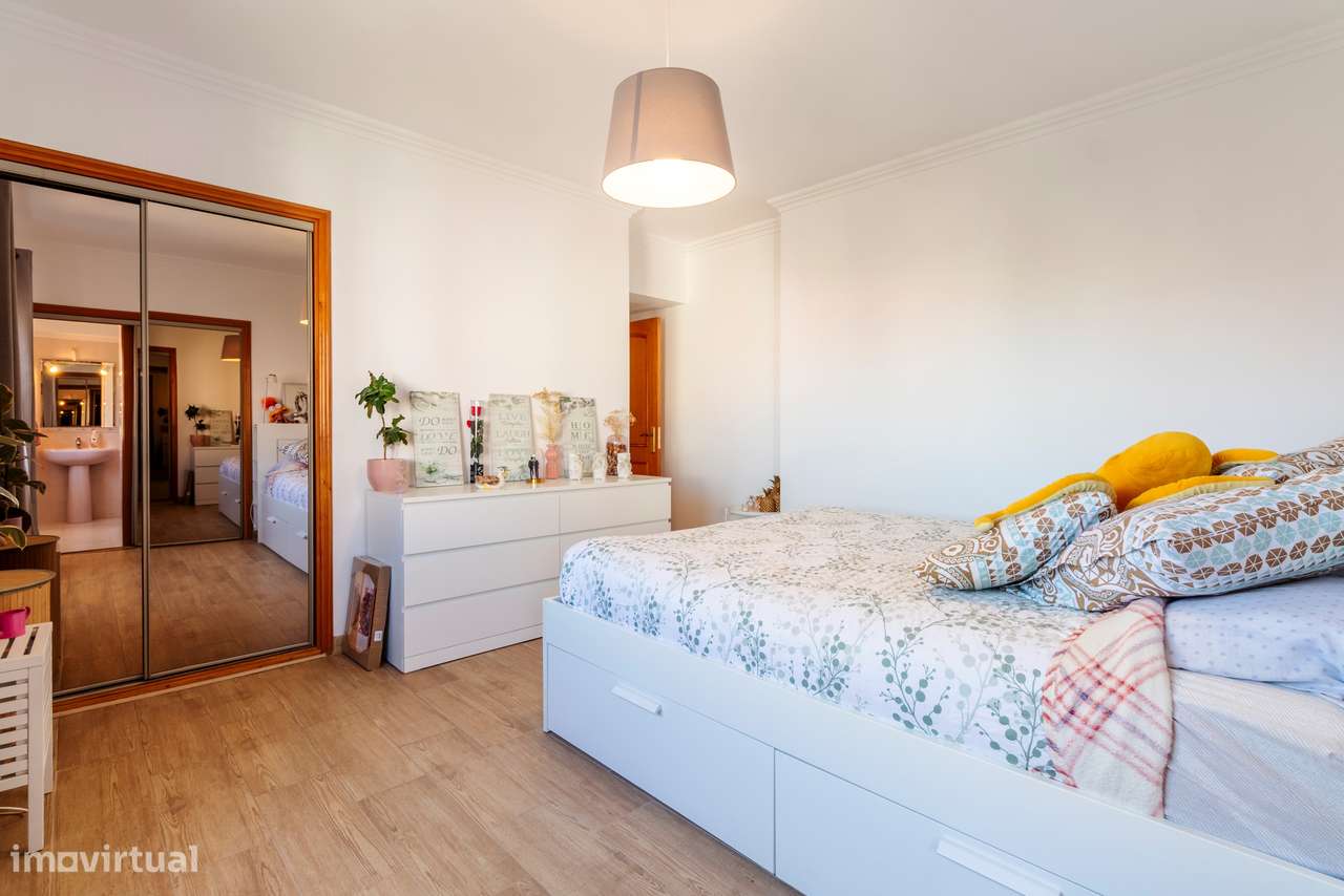 Apartamento T3 convertido em T2 c/ 2 Salas, Semi Remodelado em São Mar-32