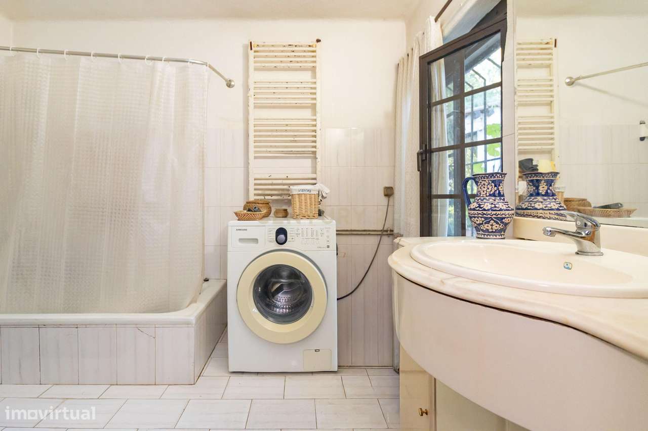 Moradia com construções de apoio, piscina e localização priviligiada-33