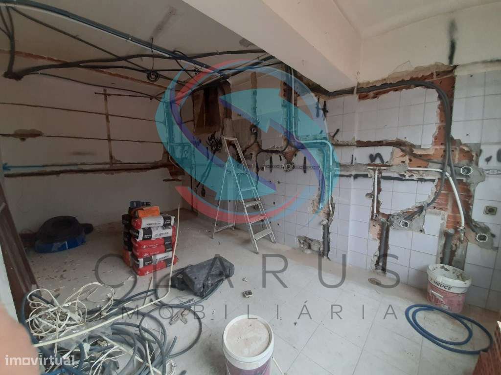 APARTAMENTO T2 EM REMODELAÇÃO TOTAL - TORRE DA MARINHA-2