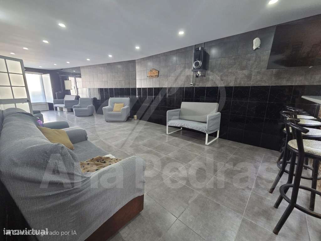 Moradia Bi-Familiar Totalmente Remodelada com Logradouro e Elevado ...-39