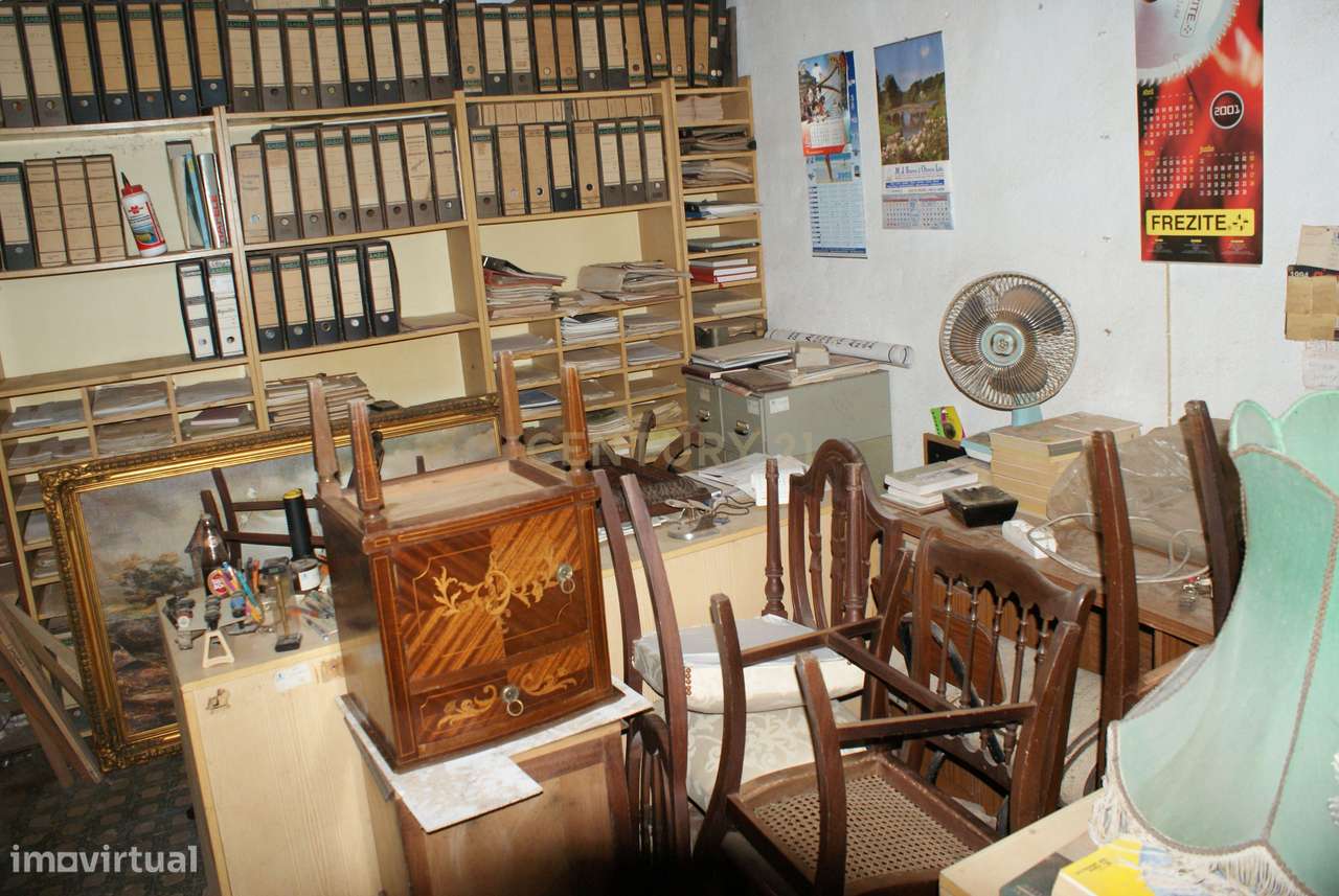 Espaçoso Térreo com Garagem em Localização Privilegiada-21